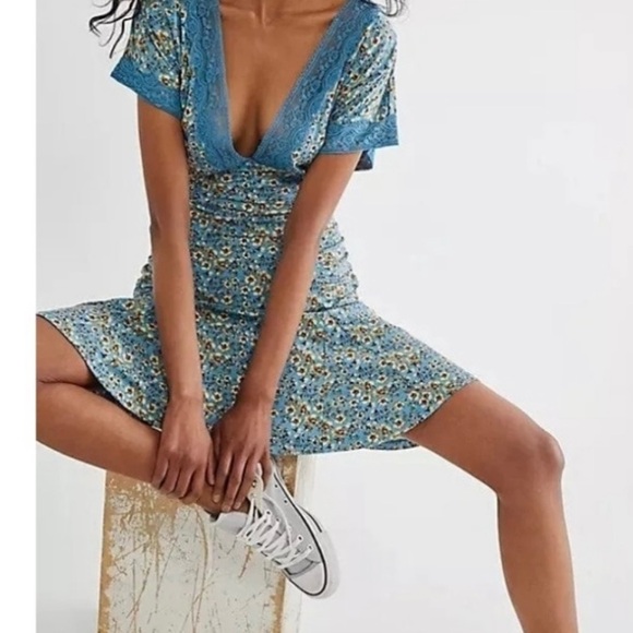 Free People Blue Floral Keyhole Back Dress With Lace. Size Medium - Picture 3 of 13